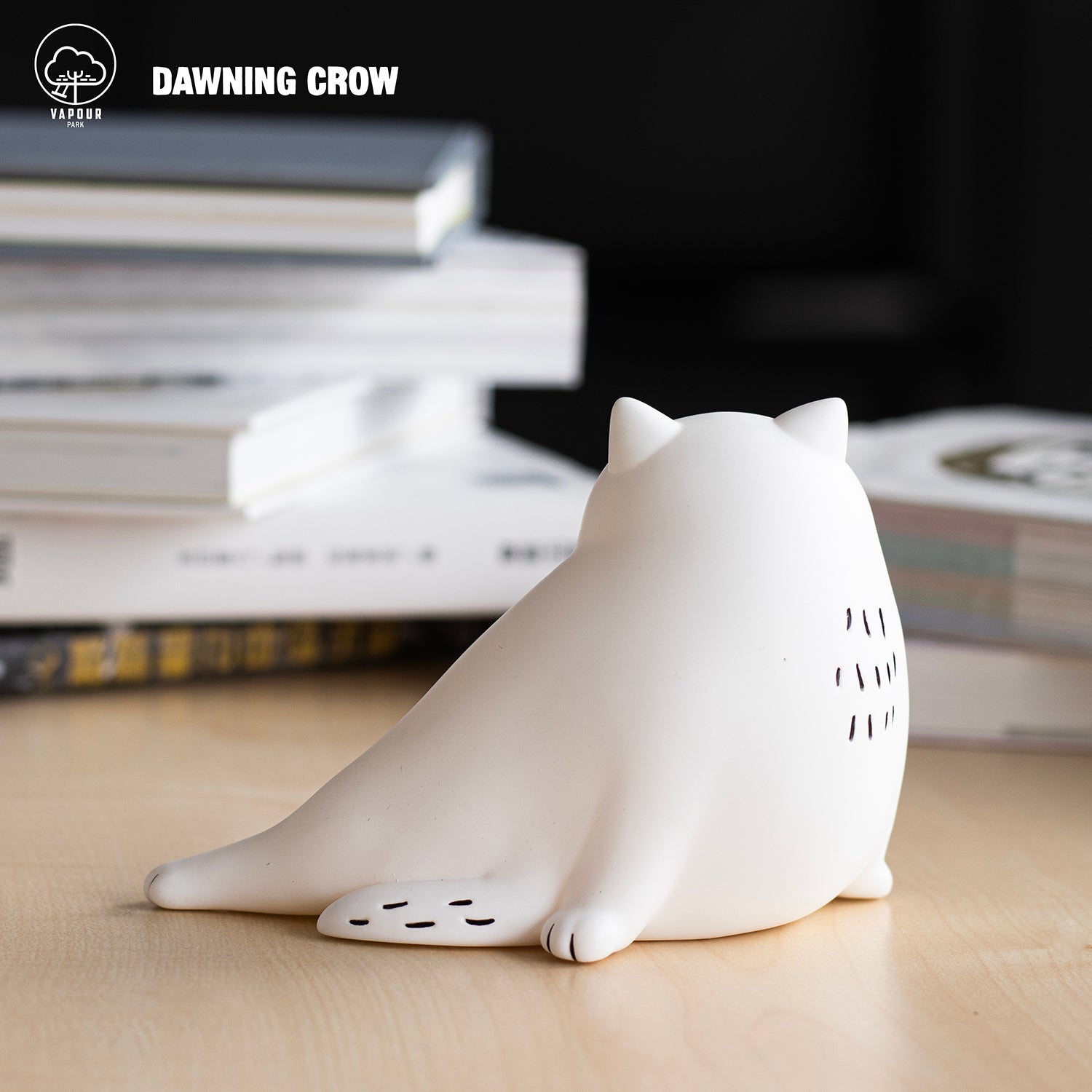 A white cat figurine by Dawning Crow, available for preorder at Strangecat Toys. Vinyl material, 11.5cm size.