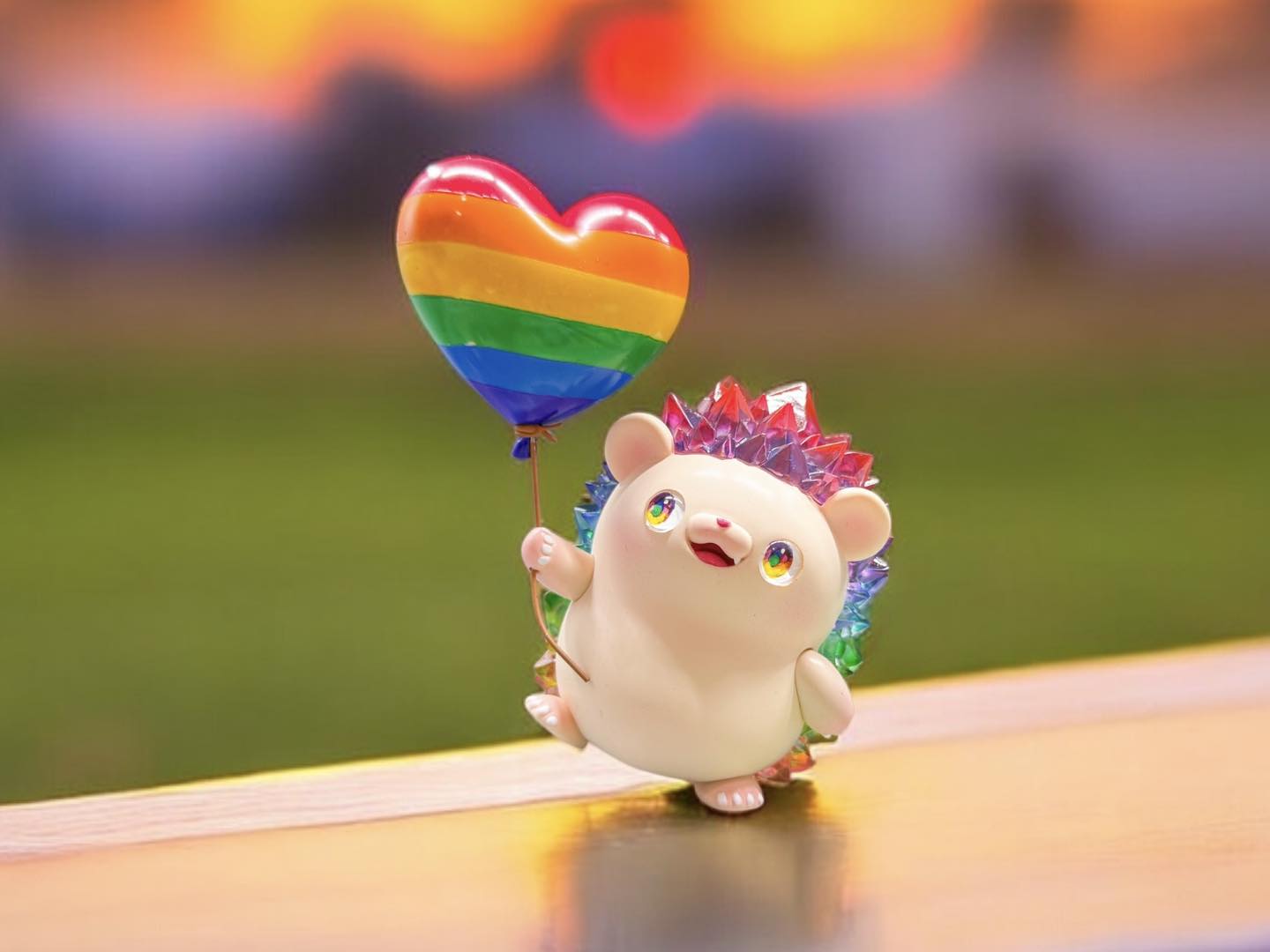 Hogkey Rainbow Heart Balloon: A 12 cm resin toy hedgehog holding a heart-shaped rainbow balloon, embodying the playful spirit of Strangecat Toys' art collection.