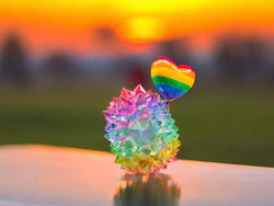 Hogkey Rainbow Heart Balloon: A 12 cm tall resin crystal ball with a heart-shaped balloon on top, reflecting vibrant artistry.