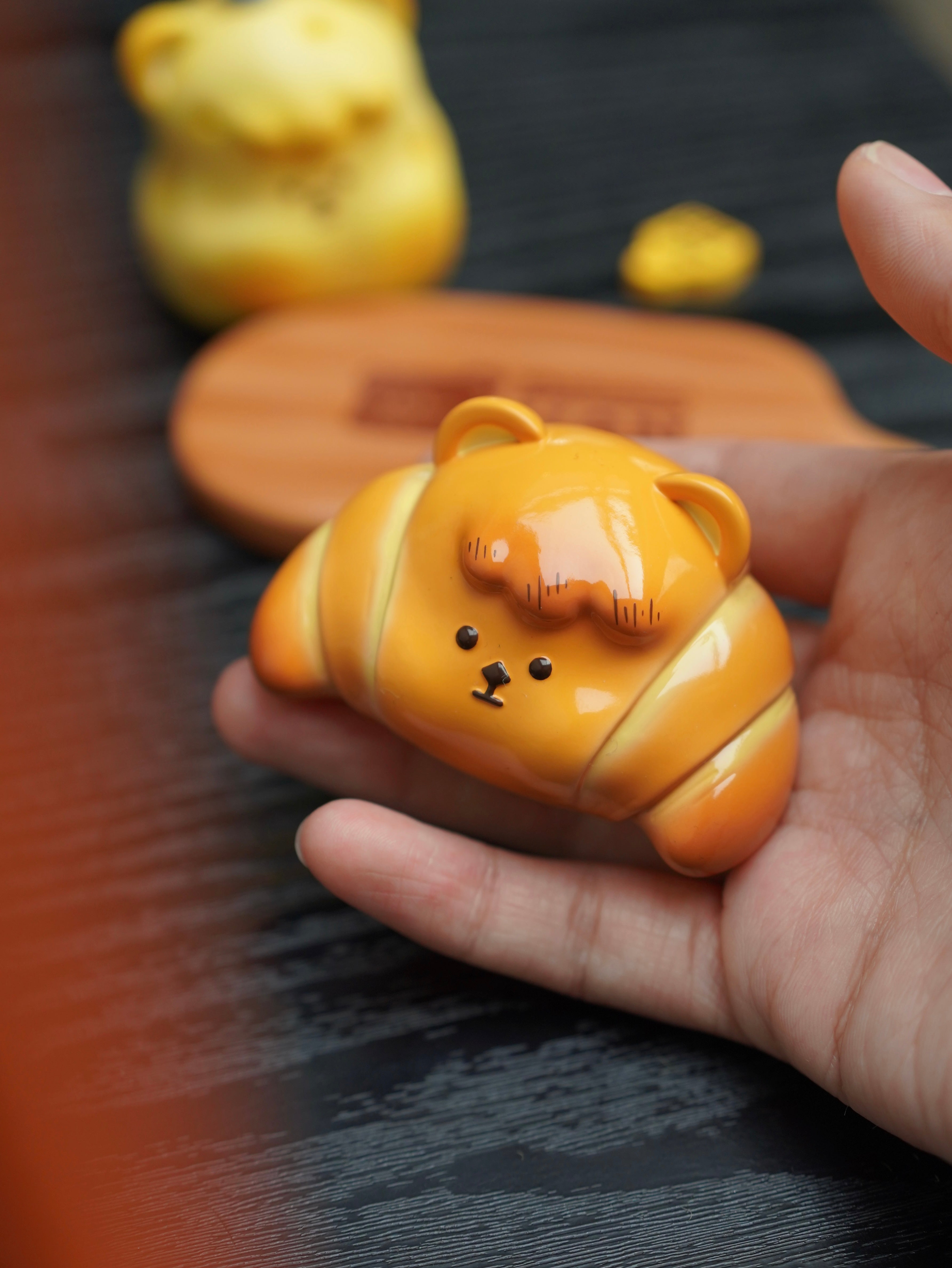 A hand holding the Hanhan bread resin art toy by Unknown Island, measuring 9 x 5.5 x 6CM.