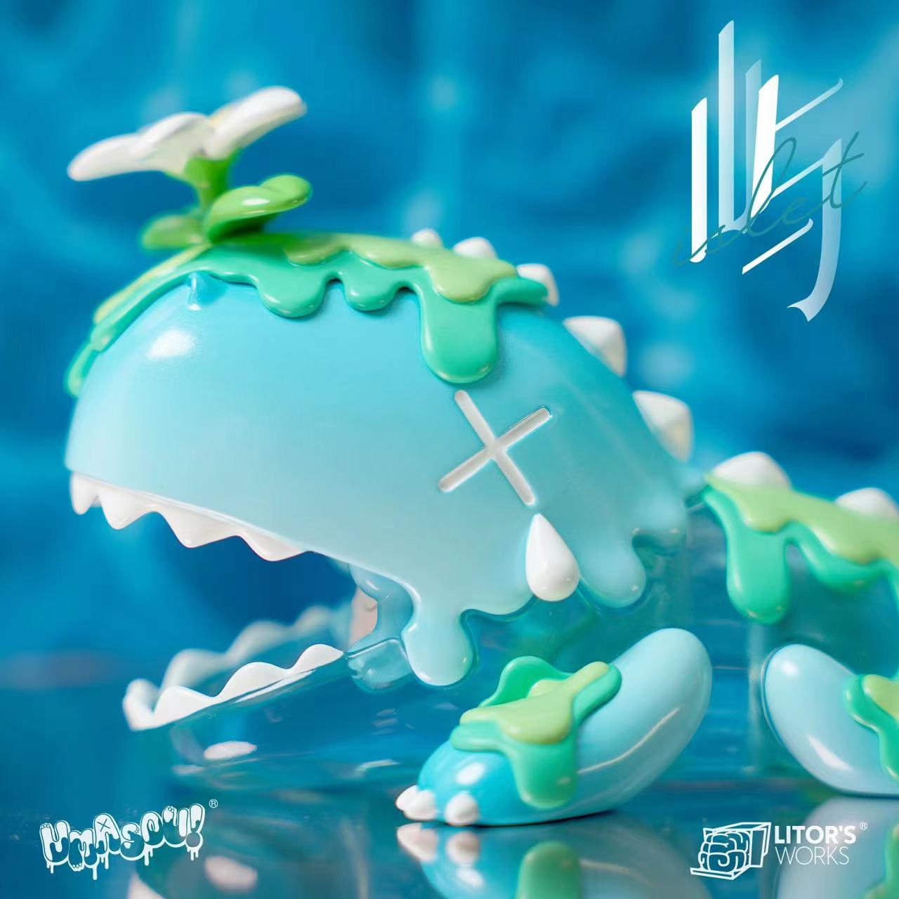 Resin toy featuring Umasou! Island, a blue plastic toy with white flowers, 8 cm high and 17 cm long.