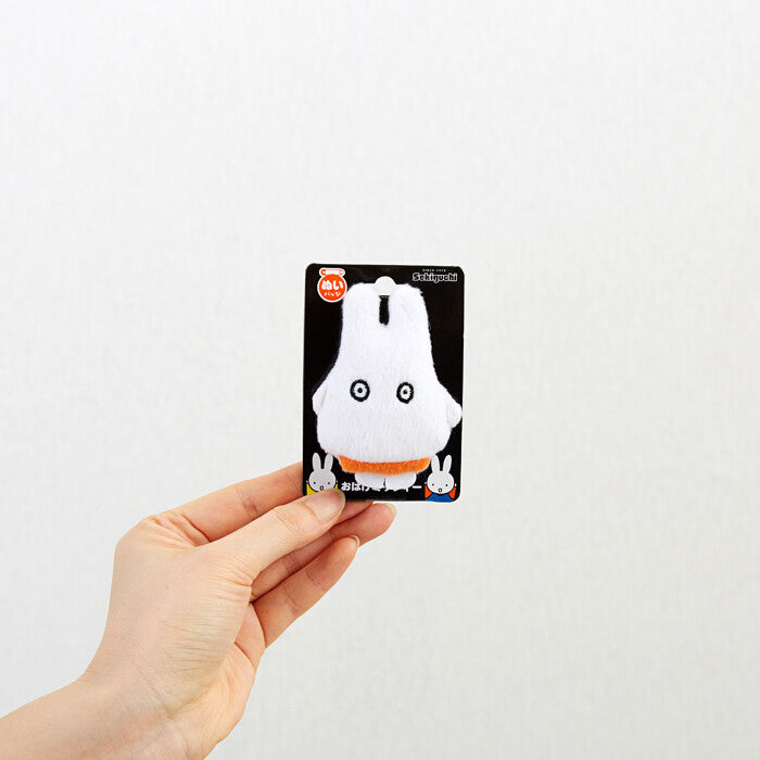 A hand holds a Miffy plush badge on a card. Extendable reel for easy access, with a card case inside. Size: W10.8 x H7 x D1cm. Material: artificial leather. From Strangecat Toys.