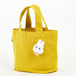 Miffy plush badge on yellow tote bag with white stuffed animal. Extendable reel for convenience at ticket gates. Card case inside. Artificial leather. Dimensions: W10.8 x H7 x D1cm.