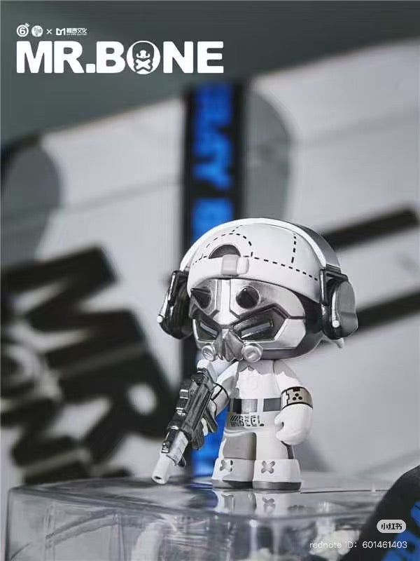 MR.BONE- white solomen toy figure with headphones and gun, made of PVC, 8 CM tall, included in a limited gift box.