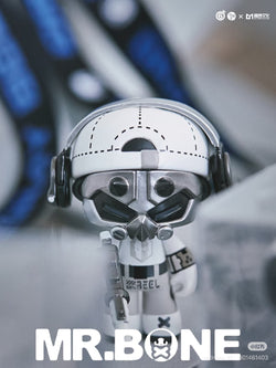 MR.BONE toy robot with headphones, part of a limited gift box, includes a mask. Made of PVC, approximately 8 CM in size.