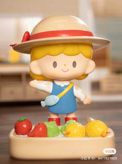 Toy figurine of a girl from zZoton 200% BENTO BABY series. Limited to 1001pcs, PVC, 7 inch.