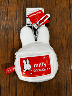 Miffy’s face pass case: a white stuffed animal with a red label, featuring a keychain attachment.