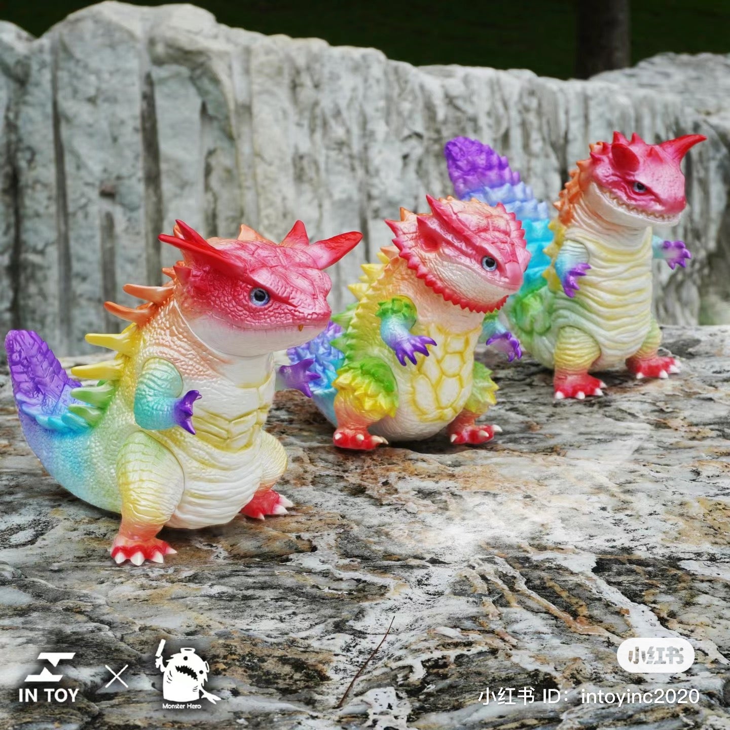 Alt text: Gecko Super Beast-rainbow.ver by MonsterHero, a 16cm soft vinyl toy with movable head, hands, and feet, surrounded by colorful plastic dinosaurs.