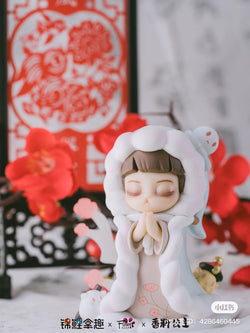 A small figurine of a girl in a white robe from Koitake Empresses In The Palace X Aroma Princess Language Of Flower Blind Box Series.