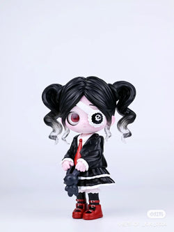 Kiki Girls 4.0 toy figurine: girl with pigtails, black eye patch, holding a rabbit. Resin/PVC, 11cm.