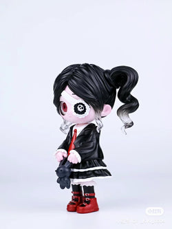 Alt text: Kiki Girls 4.0 figurine, 11cm resin/PVC, featuring a girl with a black eye patch.