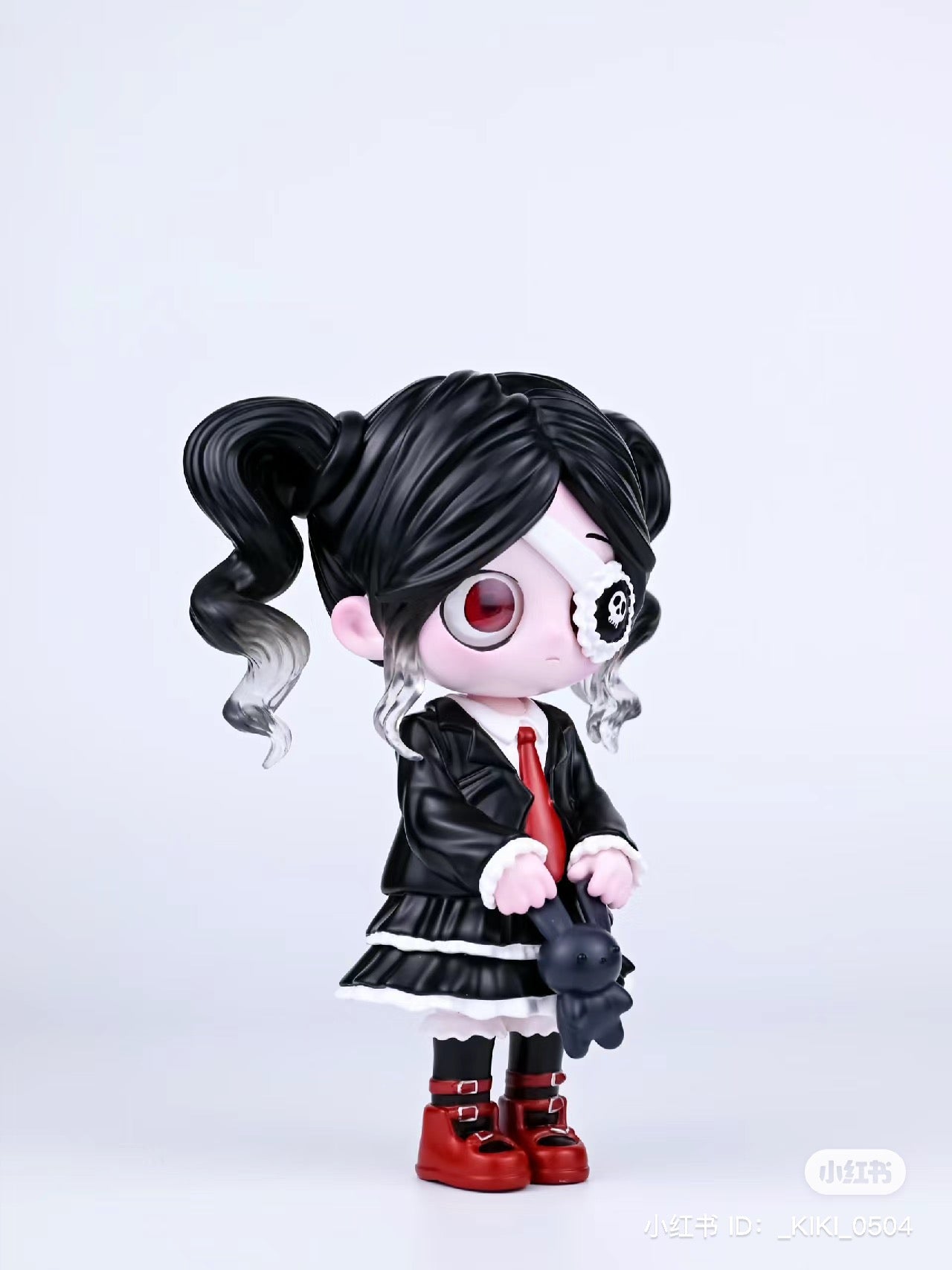 Alt text: Kiki Girls 4.0 toy figurine, 11cm resin/PVC, depicting a girl character with a skull eye patch.
