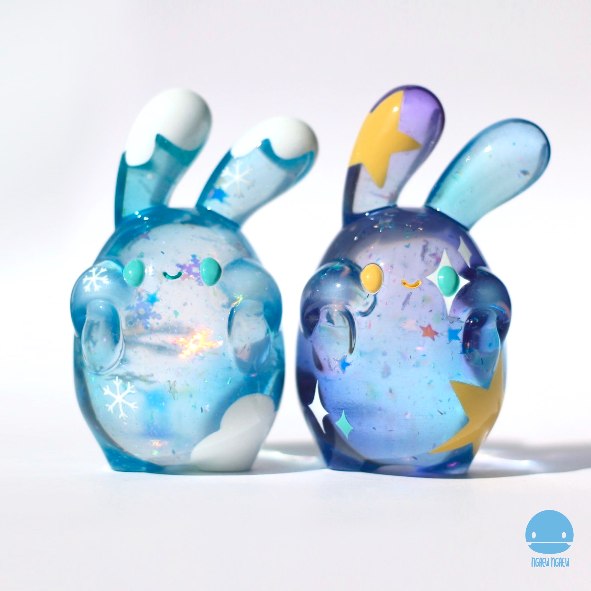 Ngaew Ngaew Shooting Star & Falling Snow resin figurines, featuring two 8cm blue and white rabbits, ideal for collectors and enthusiasts of unique art toys.