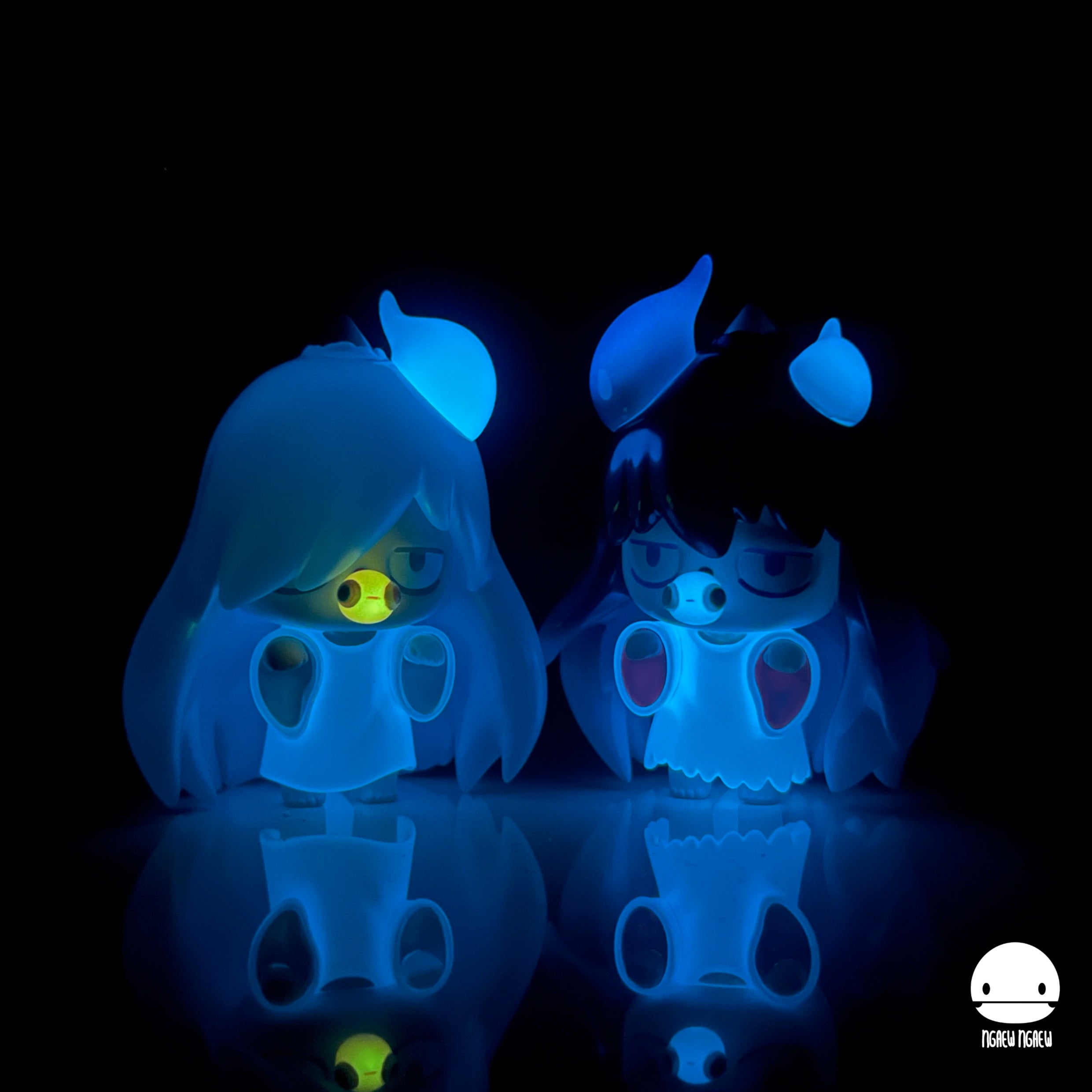 Pung Sweet Dreams & Nightmare by Ngaew Ngaew, featuring two resin toy figures with distinct masks, available for preorder.