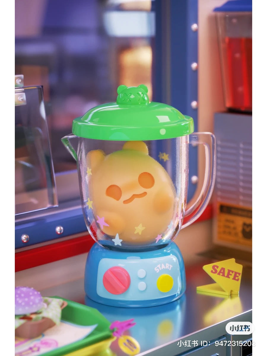 Toy blender with a bear inside from ShinWoo Ghost Diner Blind Box Series.