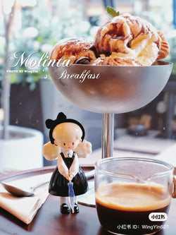 A blind box and art toy store: Molinta breakfast snack figurine, PVC material, 8cm. Bowl of ice cream, glass cup with liquid, ceramic girl figurine, dessert close-up.