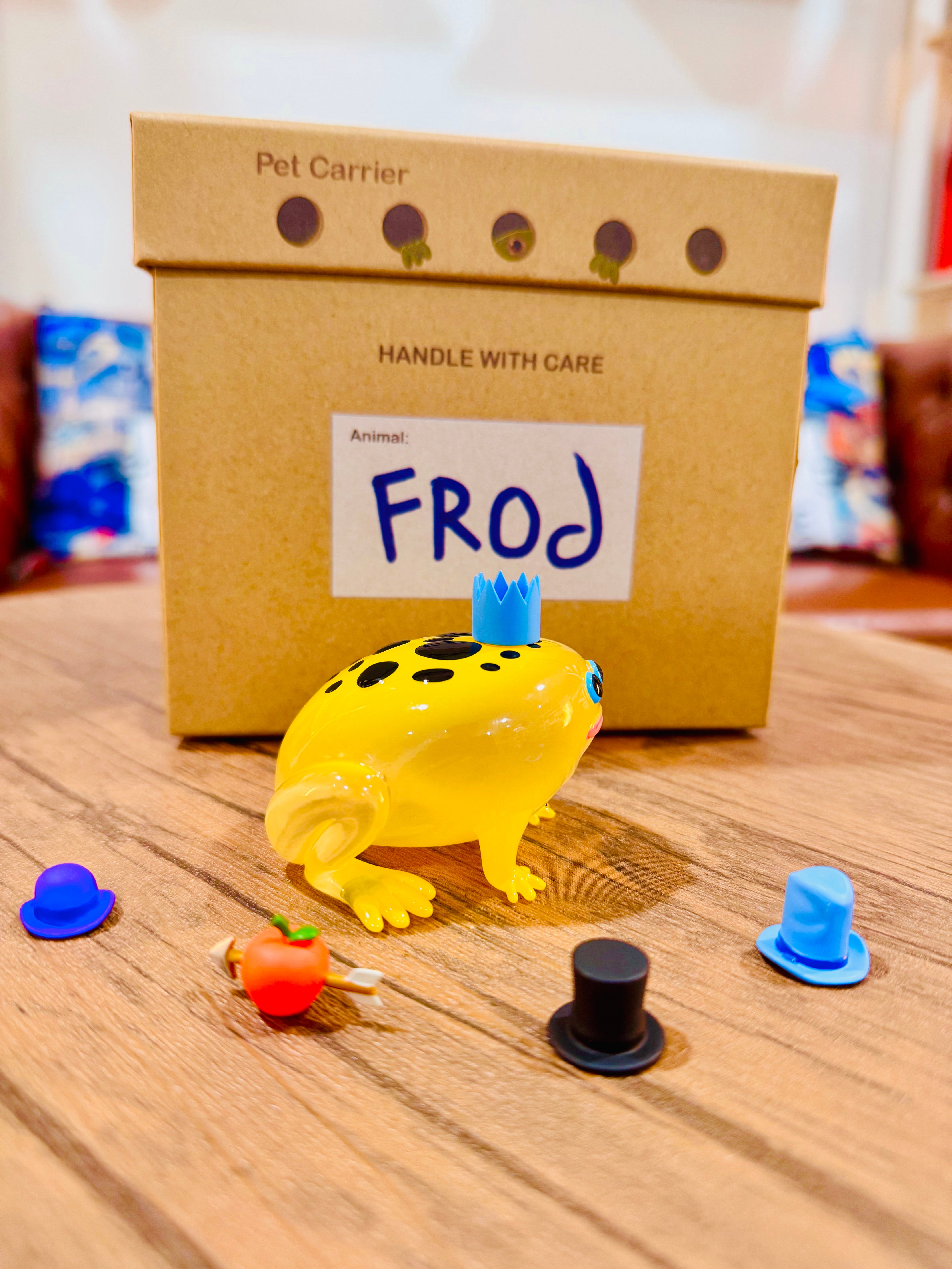 Poison Dart Frod by Sad Salesman, a 9cm resin toy with a blue crown and five PVC hats, limited to 100 pieces.