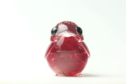 Red Rose Robin by Muffin Man, a limited edition glass bird figurine with black eyes, crafted from high-grade resin, measuring 52x67x44 mm.