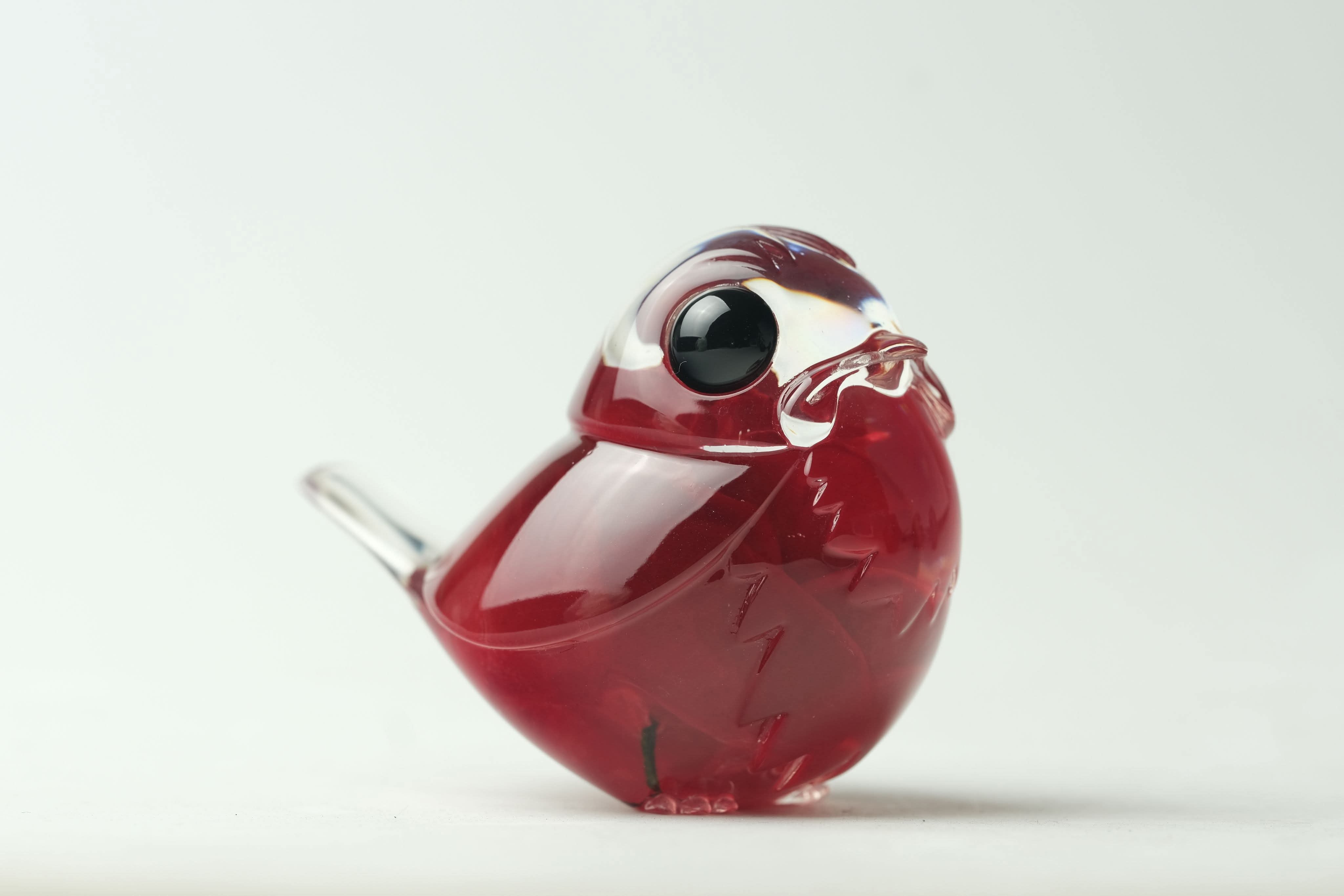 Red Rose Robin by Muffin Man, a limited edition glass bird figurine with black eyes, crafted from high-grade resin, measuring 52x67x44 mm.