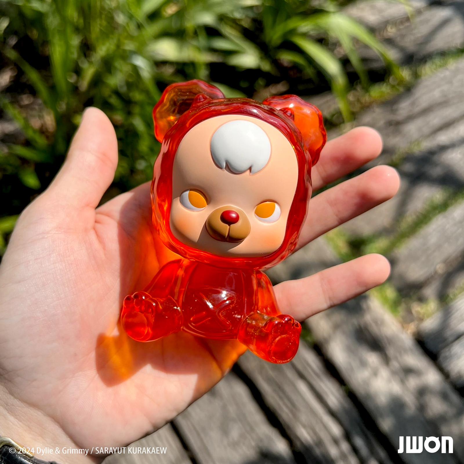 A hand holding a 10cm resin toy bear, Dylie Jrbg & Jrbo by JWON, available for preorder, shipping July 2024.
