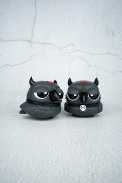 Edgar A. Raven ver.2.0, a 7 cm resin art toy featuring two black owls with horns and a red star, limited edition of 50 pieces.