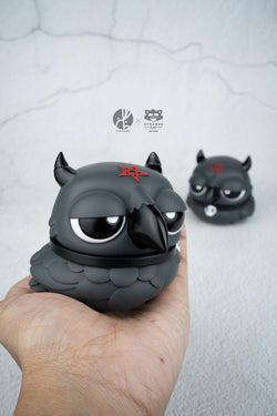 Edgar A. Raven ver.2.0, a 7 cm resin art toy, is shown being held in hand, highlighting its detailed, limited edition design.