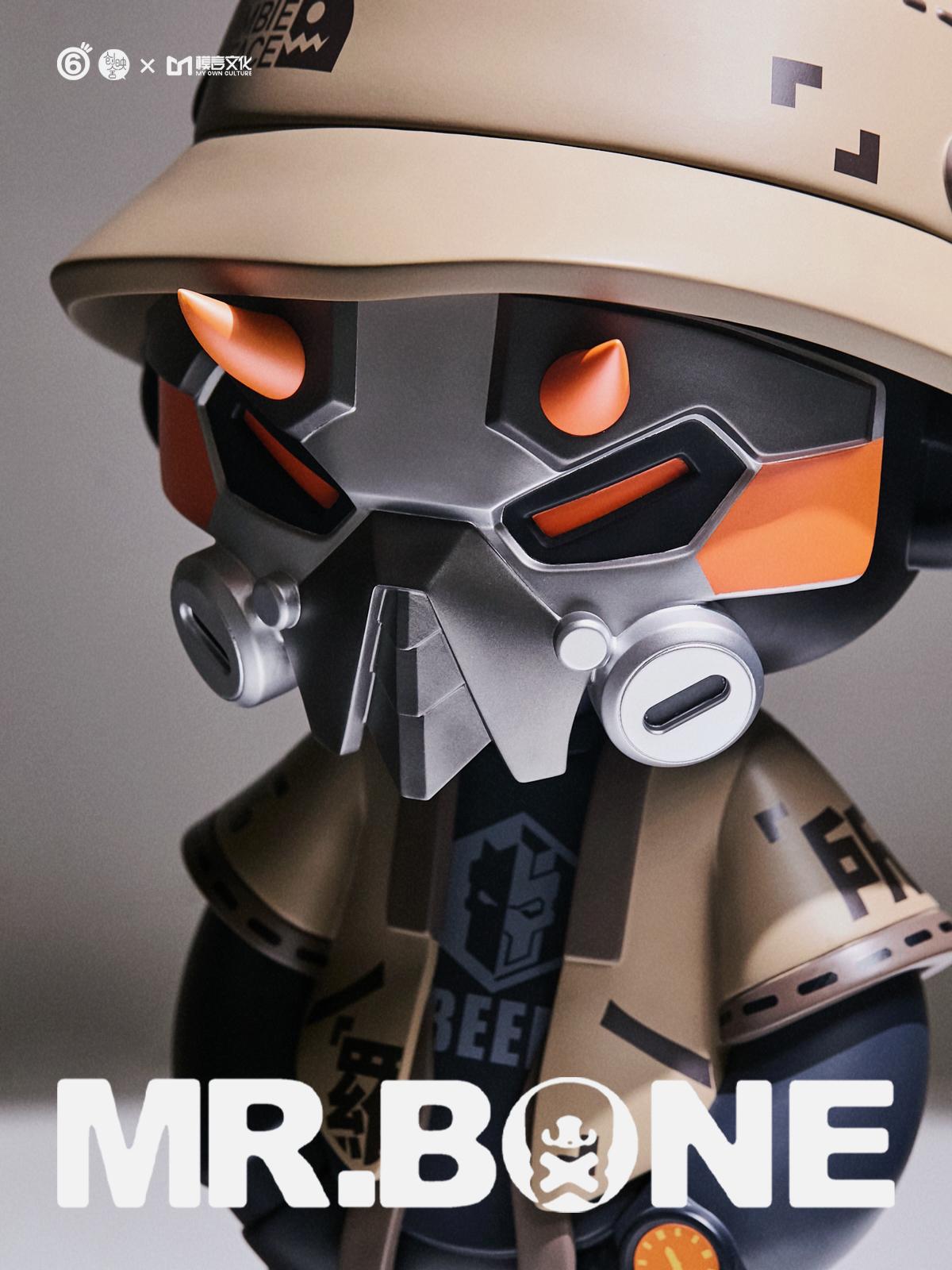 A toy figure of Mr Bone Solomon Bell 400% with a mask, robot face, and logo details. Preorder item made of RESIN, 23CM in size, limited to 200pcs. Oversized - additional shipping may apply.