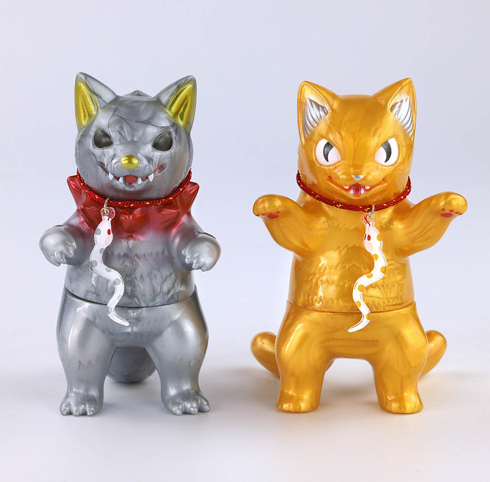 Konatsuya Happy Set 2025 - Preorder includes unique cat figurines adorned with snakes, part of Strangecat Toys' exclusive collectible art toy lineup.