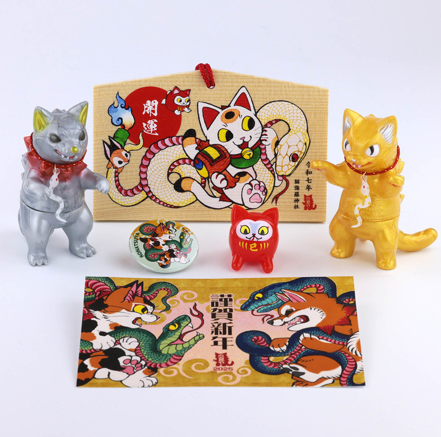 Konatsuya Happy Set 2025 - Preorder features cat and snake figurines, cards, and unique collectibles, including a wooden plate and badge.