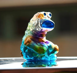 Coral Amon glass animal figurine of a frog toy, 10cm tall.