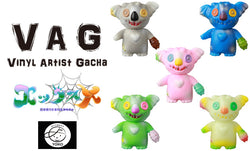 VAG 32 - Vinyl Artist Gatcha - Yoiko Toy: Small toy group with various animal figures and cartoon characters.