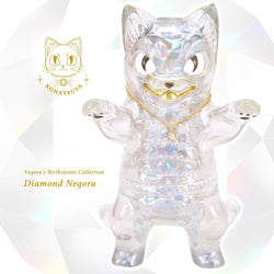 Negora Daimond By Konatsu Sofubi: Cat figurine with gold necklace, close-up details of chain, pendant, and teeth.